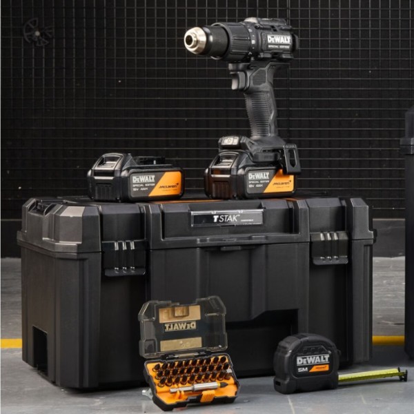 Фото - Дрель-шуруповерт DeWALT DCD86MM2KT